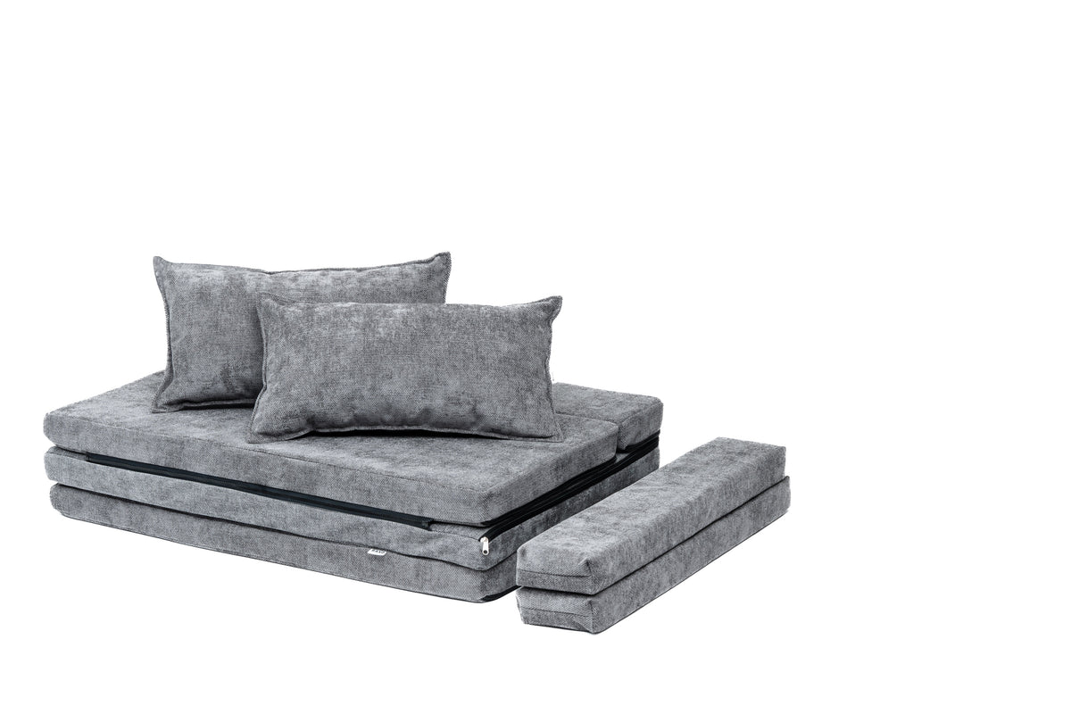 Grå puter lagt som sofa