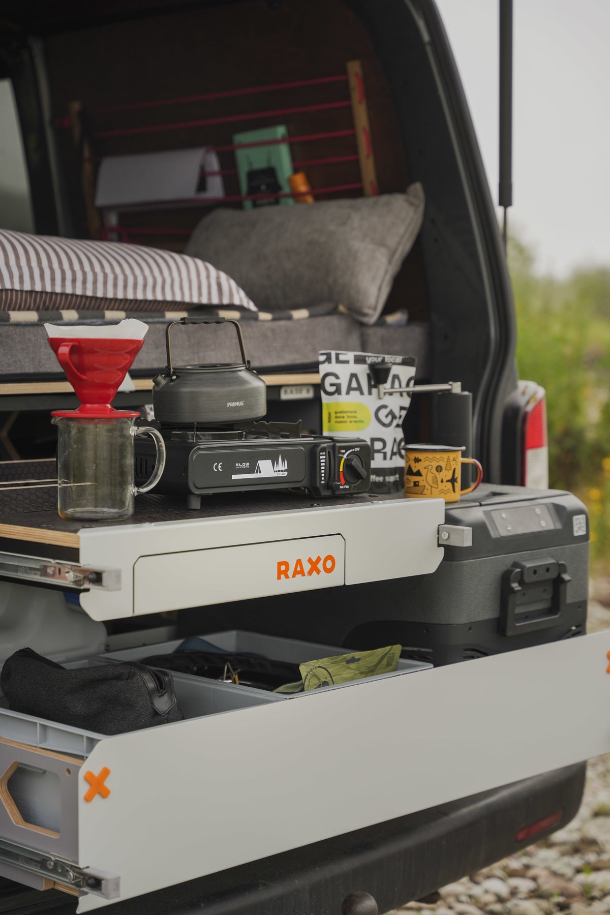 Kaffebrygger og kjøleboks på RAXO BASE X ved åpen bakluke